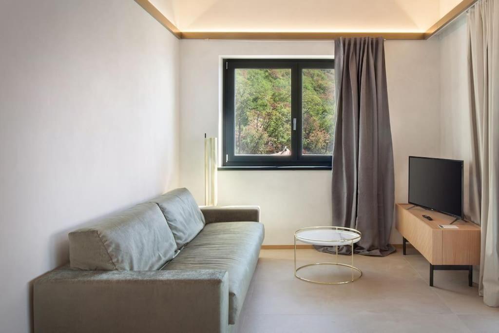 Villa Divina - Apt Divina Con Piscina E Vista Lago 布伦佐内堡 外观 照片